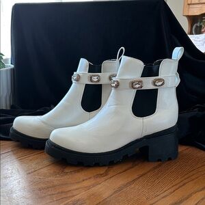 NWOB. SUGAR BOOT W/ MEMORY FOAM 8.5